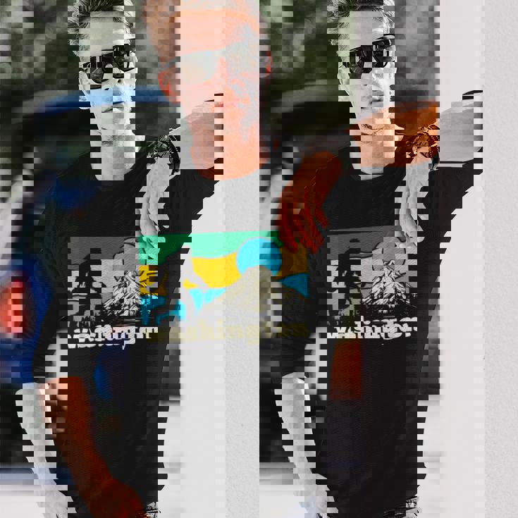 ワシントン州立大学ホームマウンテンズ ビッグフット サスカッチ イエティ ギフト 長袖Tシャツ 彼への贈り物