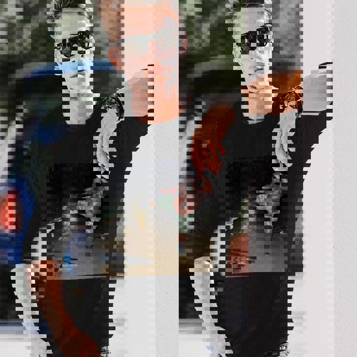 ワニを蹴る男 長袖Tシャツ 彼への贈り物