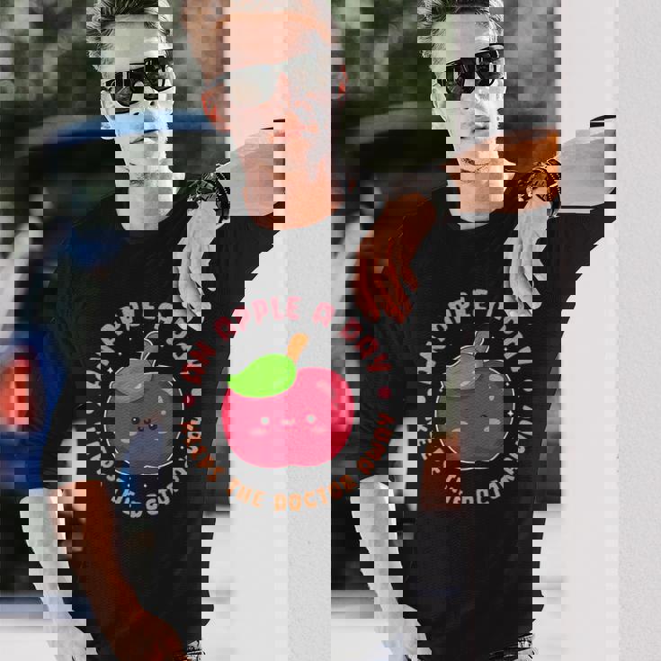 一日のリンゴは医者を遠ざけます 長袖Tシャツ 彼への贈り物