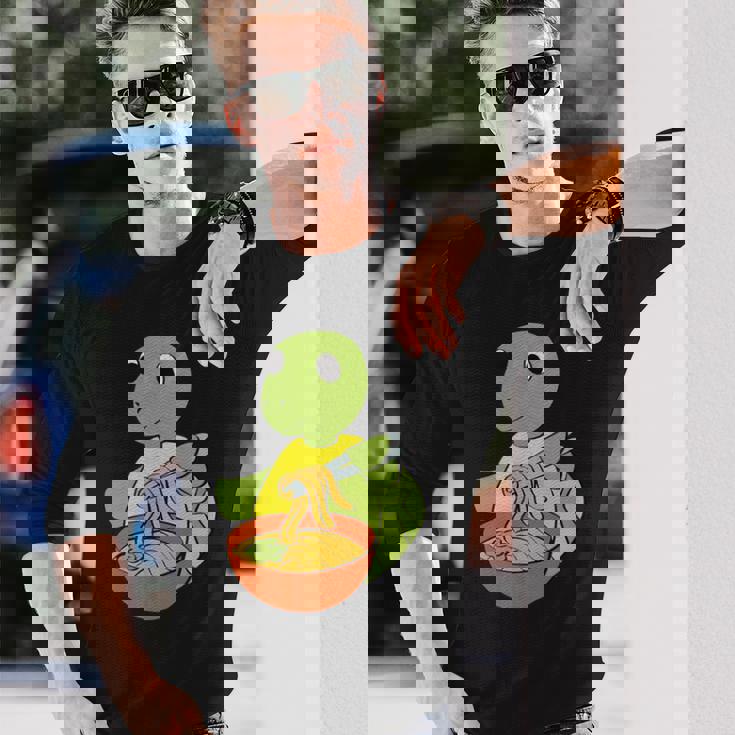 亀がラーメンを食べる 和食 長袖Tシャツ 彼への贈り物