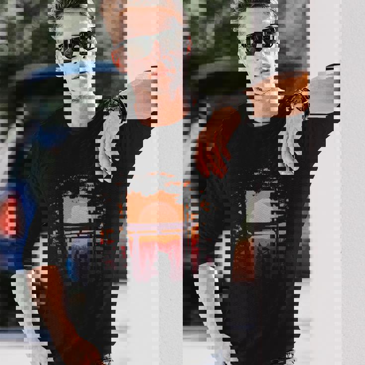 伝統的な日本の侍 日没と鳥居 長袖Tシャツ 彼への贈り物