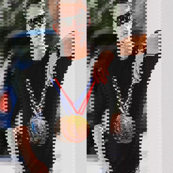 優勝者の学校チームとチャンピオンのための金メダル。 長袖Tシャツ 彼への贈り物