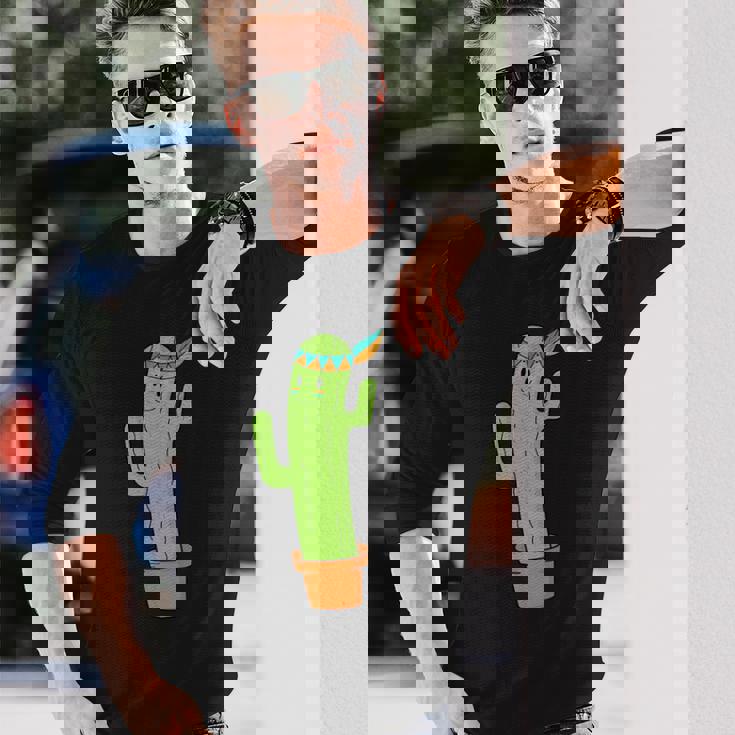 先住民のサボテンと頭飾りと羽 長袖Tシャツ 彼への贈り物