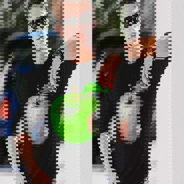 噛まれた青リンゴのイラスト 長袖Tシャツ 彼への贈り物