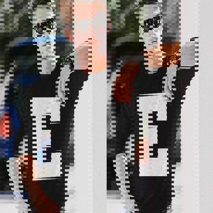 大文字 E アルファベット モノグラム イニシャル 長袖Tシャツ 彼への贈り物