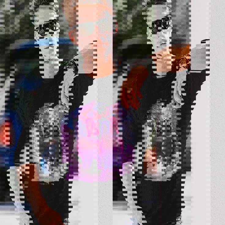 宇宙で虹色のラマに乗る子猫 長袖Tシャツ 彼への贈り物