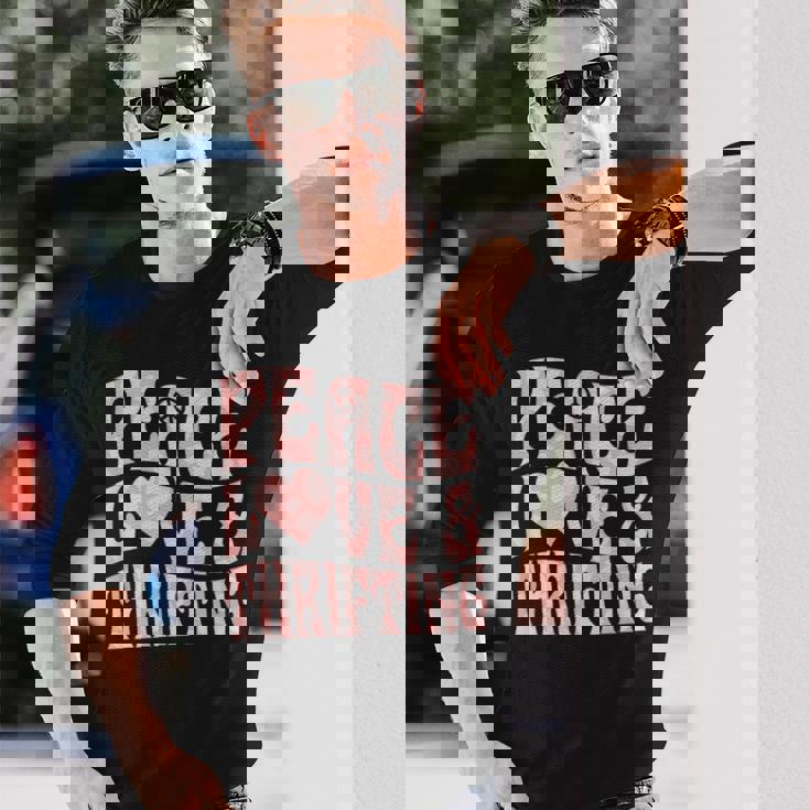 平和の愛と倹約心と平和のシンボル。 長袖Tシャツ 彼への贈り物