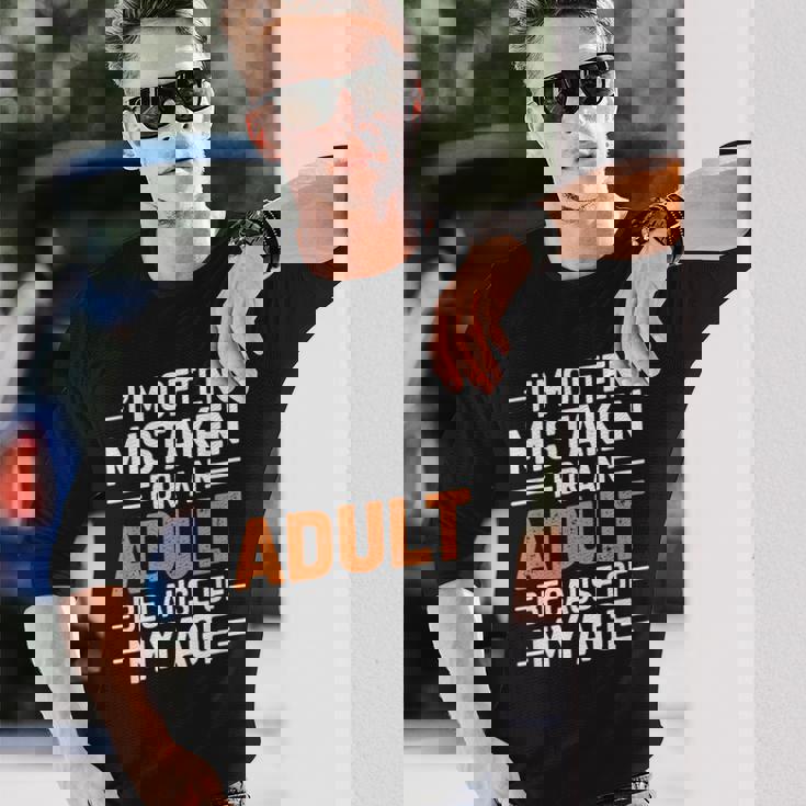 年齢のせいでよく大人と間違われる 長袖Tシャツ 彼への贈り物