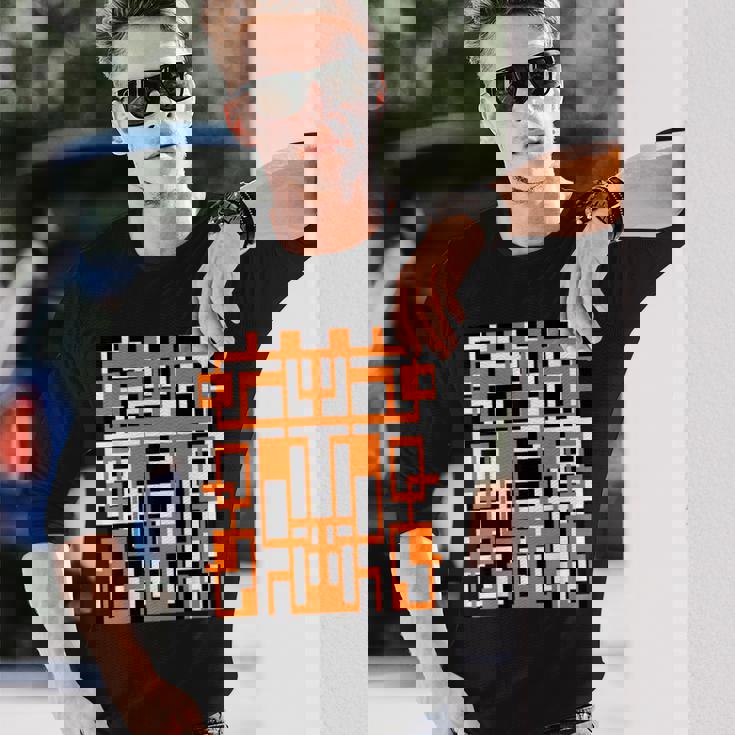 幾何学的図形 パターン オレンジ 白 黒 背景 長袖Tシャツ 彼への贈り物