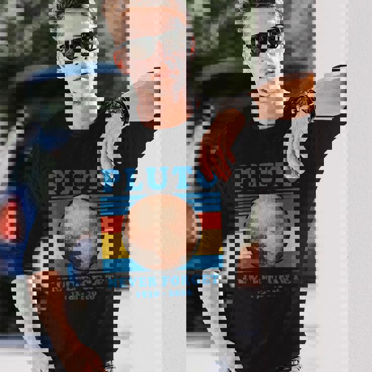 惑星冥王星を忘れてはいけないオタク天文学楽しい宇宙レトロ 長袖Tシャツ 彼への贈り物