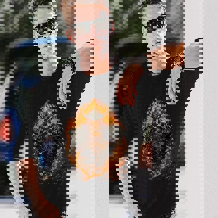 戦いの最中の獰猛なヴァイキング戦士 長袖Tシャツ 彼への贈り物