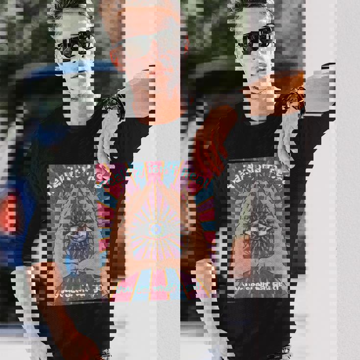 手、三角形、すべてが見える目を持つイルミナティデザイン。 長袖Tシャツ 彼への贈り物