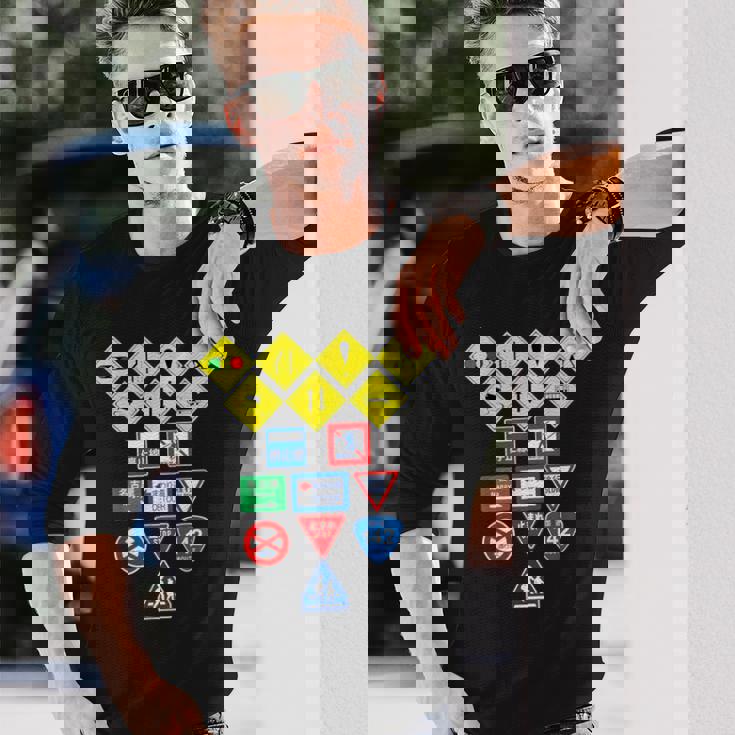 日本の道路標識、日本の交通警告シンボルグラフィック。 長袖Tシャツ 彼への贈り物