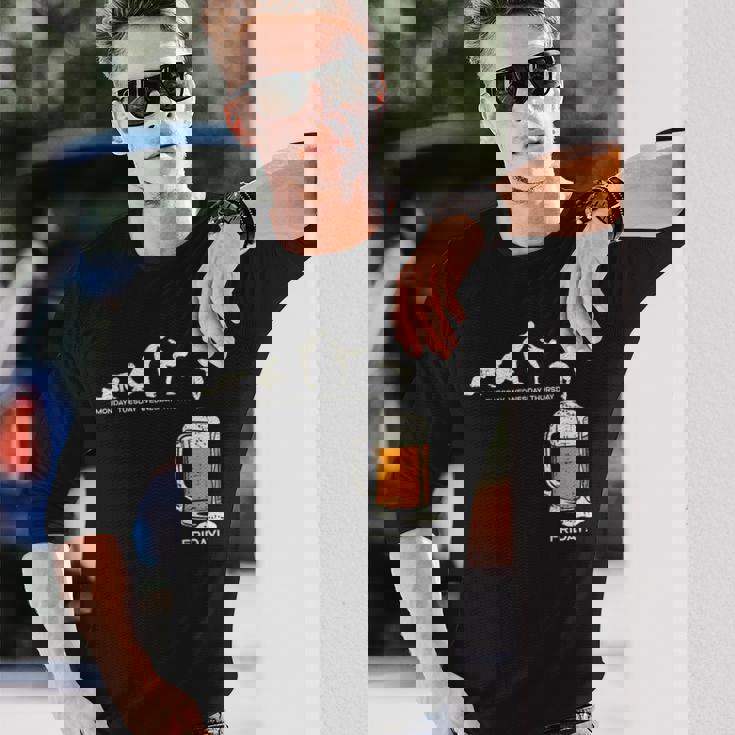 月曜日から金曜日のビールのおかしい仕事の週の飲むチームのギフトへの月曜日 長袖Tシャツ 彼への贈り物