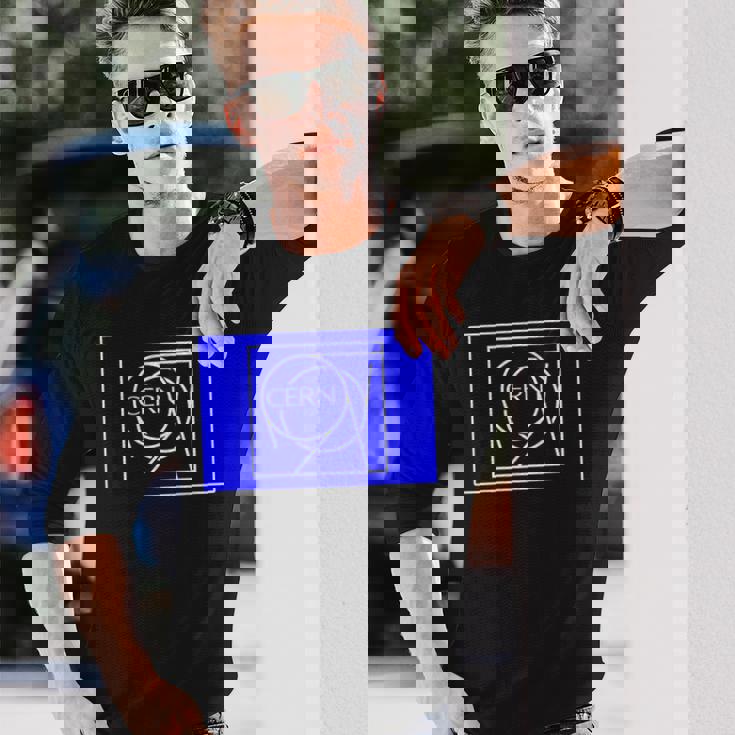 核研究のためのヨーロッパ組織 Cernフラッグ 長袖Tシャツ 彼への贈り物