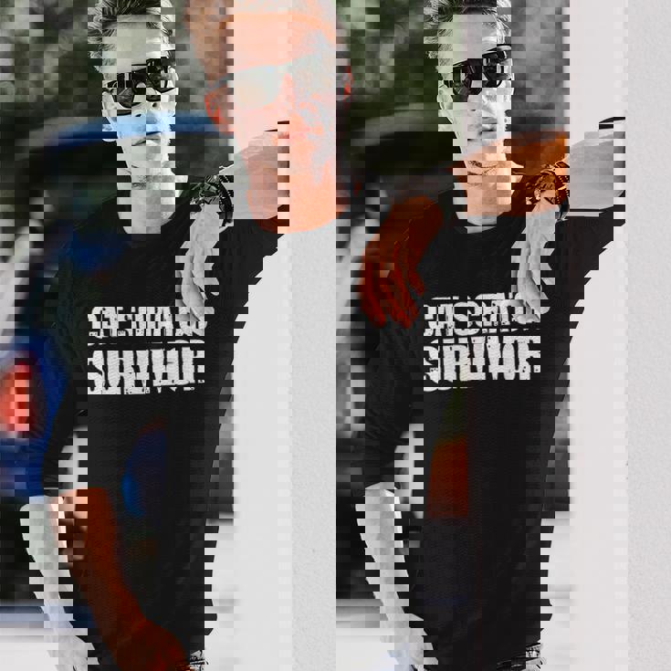 猫のひっかき傷から生き残った私は猫のひっかき傷から生き残りました 長袖Tシャツ 彼への贈り物