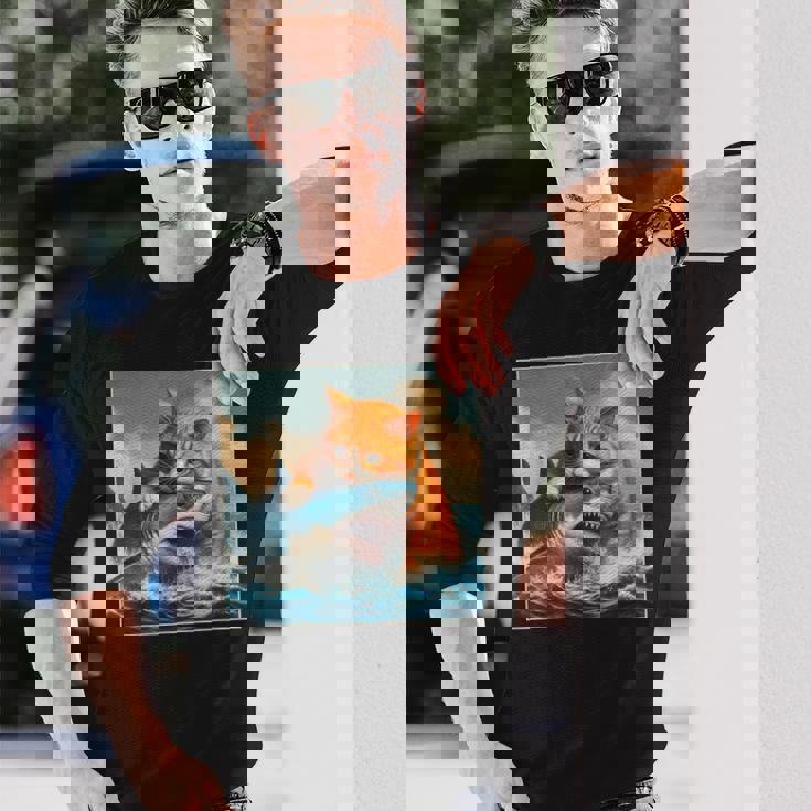 猫のサメ、面白い猫がサメを噛むサメ、サメと猫 長袖Tシャツ 彼への贈り物