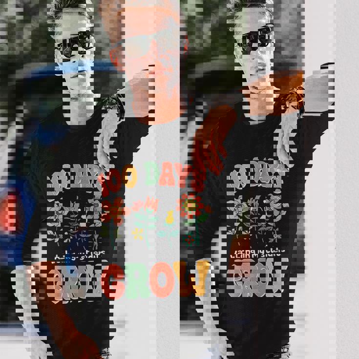 生徒たちの成長を見守る100日 学校教師の100日 長袖Tシャツ 彼への贈り物