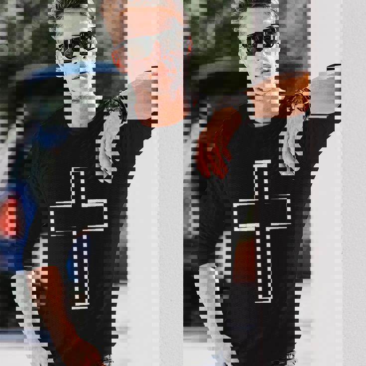 白い十字の記号の輪郭の服の設計聖十字架 長袖Tシャツ 彼への贈り物