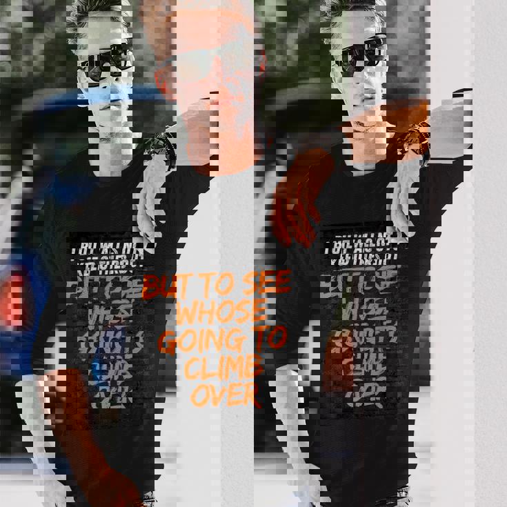 私は他の人を締め出すのではなく、見るために壁を作りました。 長袖Tシャツ 彼への贈り物