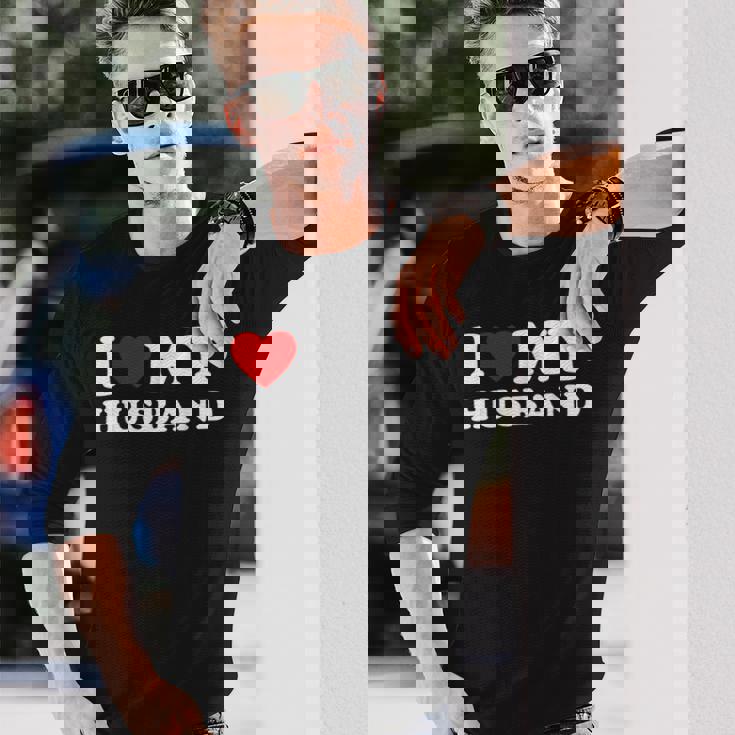 私は夫を愛しています私は夫を心から愛しています 長袖Tシャツ 彼への贈り物