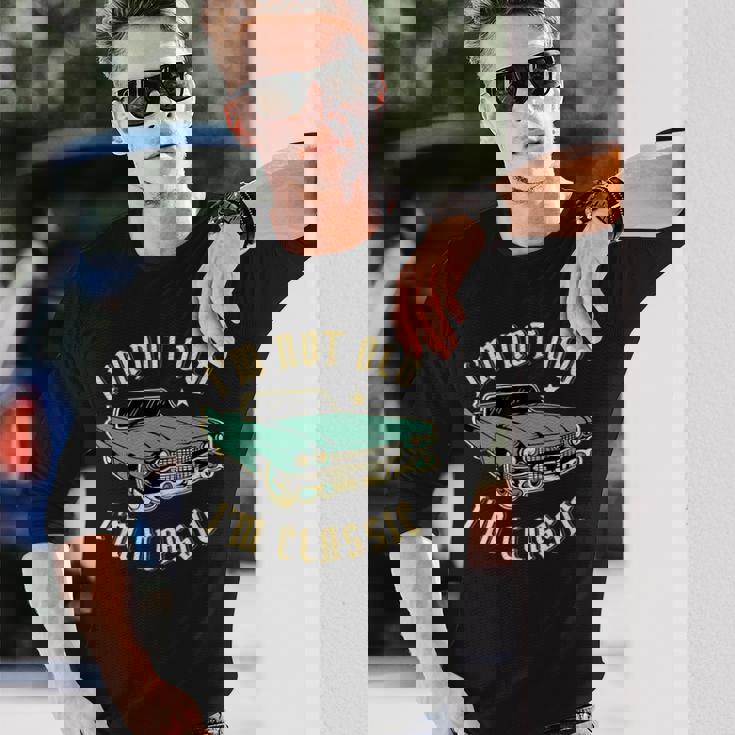 私は年をとっていない私はクラシックで面白い車のデザインです 長袖Tシャツ 彼への贈り物