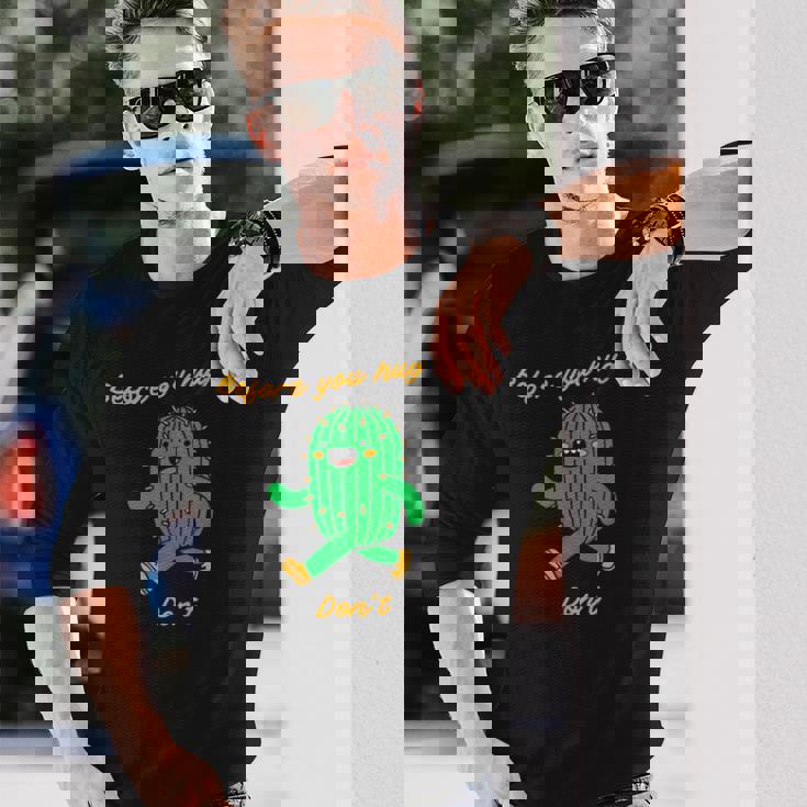 私を抱きしめる前にしないでください 長袖Tシャツ 彼への贈り物