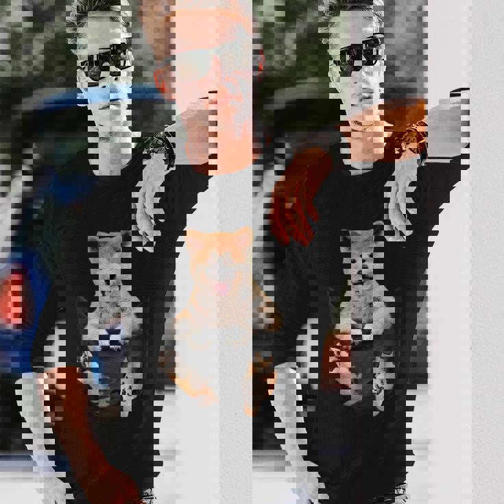 秋田愛好家のためのポケットの中の面白い秋田犬 長袖Tシャツ 彼への贈り物