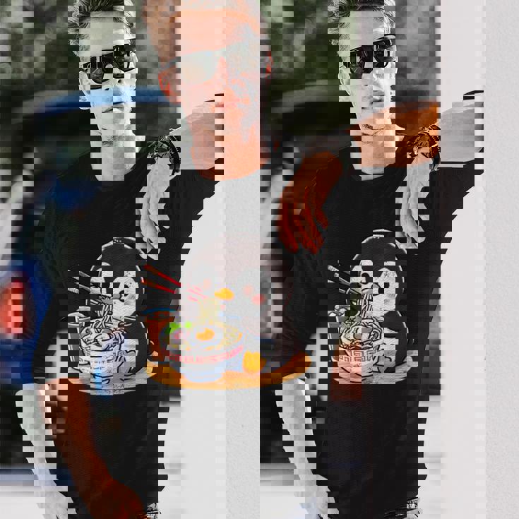 箸でラーメンを食べるかわいいペンギン 長袖Tシャツ 彼への贈り物