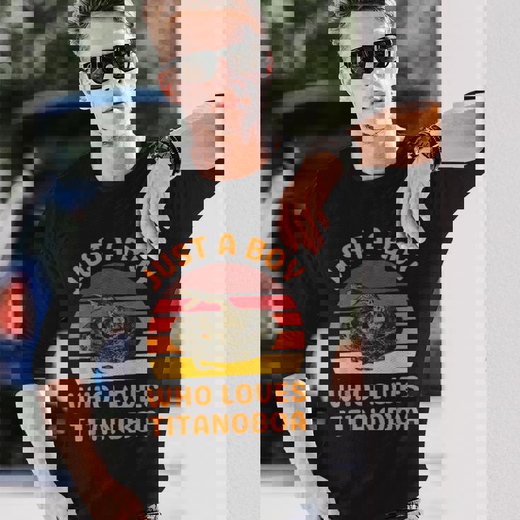 絶滅した大蛇ティタノボアを愛するただの少年 長袖Tシャツ 彼への贈り物