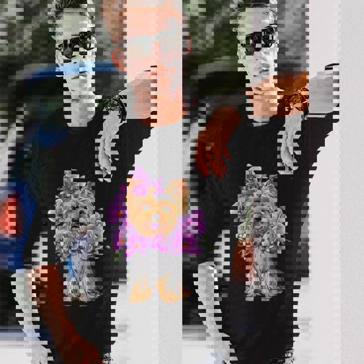 花を持つヨークシャー テリア 長袖Tシャツ 彼への贈り物