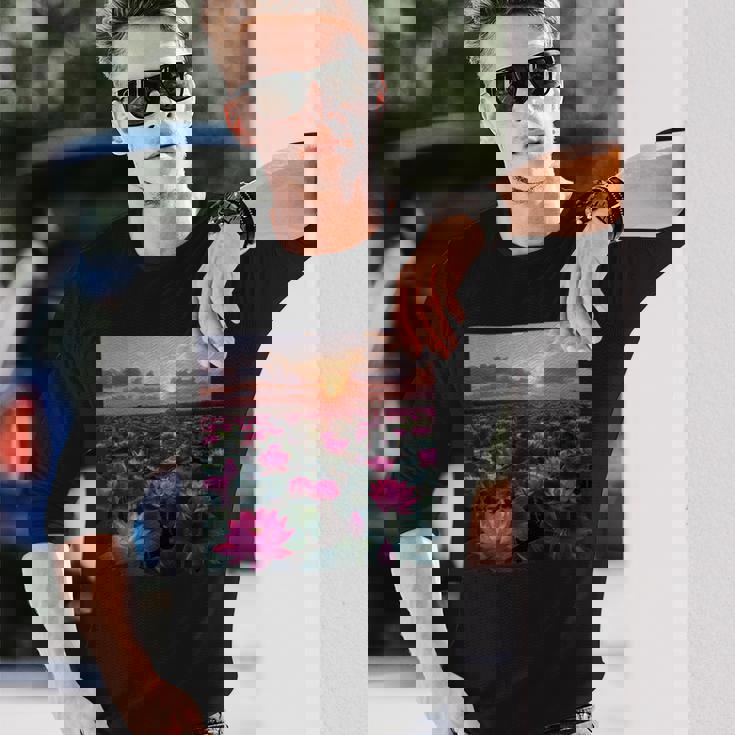 蓮の花畑 美しい夕日のグラフィック 長袖Tシャツ 彼への贈り物