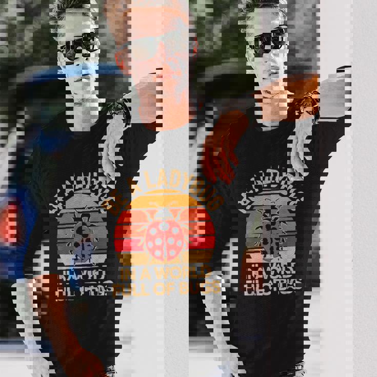 虫だらけの世界でてんとう虫になろう レトロなてんとう虫 長袖Tシャツ 彼への贈り物