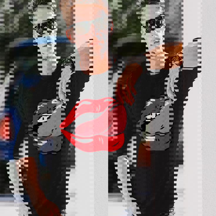 赤い唇を舐めるロックンロールグラフィック。 長袖Tシャツ 彼への贈り物