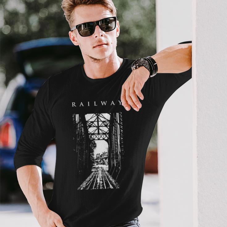 鉄道橋産業ヴィンテージ金属製列車機関車 Railway Train Bridge Industryintage 長袖Tシャツ 彼への贈り物