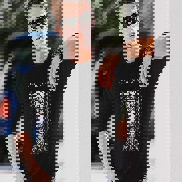 鉄道橋産業ヴィンテージ金属製列車機関車 Railway Train Bridge Industryintage 長袖Tシャツ 彼への贈り物