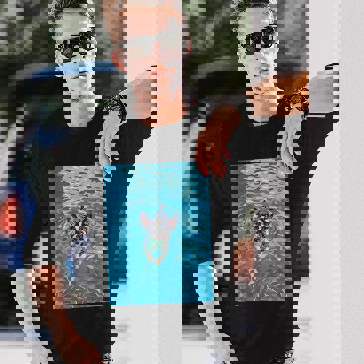 面白いボストンテリア プールで泳ぐ かわいい犬 ママ お父さん 長袖Tシャツ 彼への贈り物