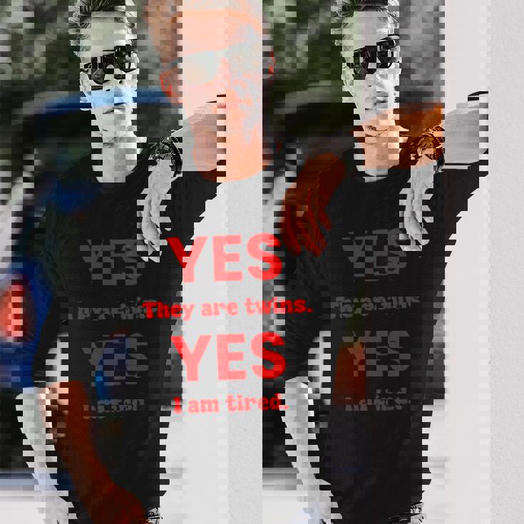 面白い双子子育てはい双子ですはい私は疲れています 長袖Tシャツ 彼への贈り物