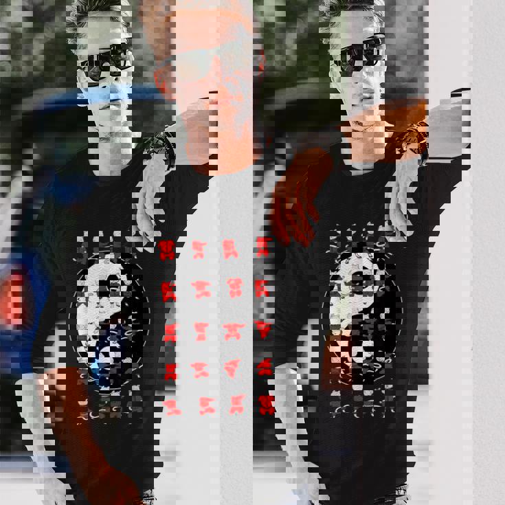 面白い太極拳猫が陰陽のデザインを動かす 長袖Tシャツ 彼への贈り物