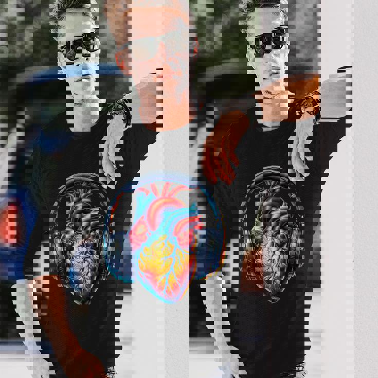 音楽解剖学的ハートとヘッドフォンdjミュージックグラフィック 長袖Tシャツ 彼への贈り物