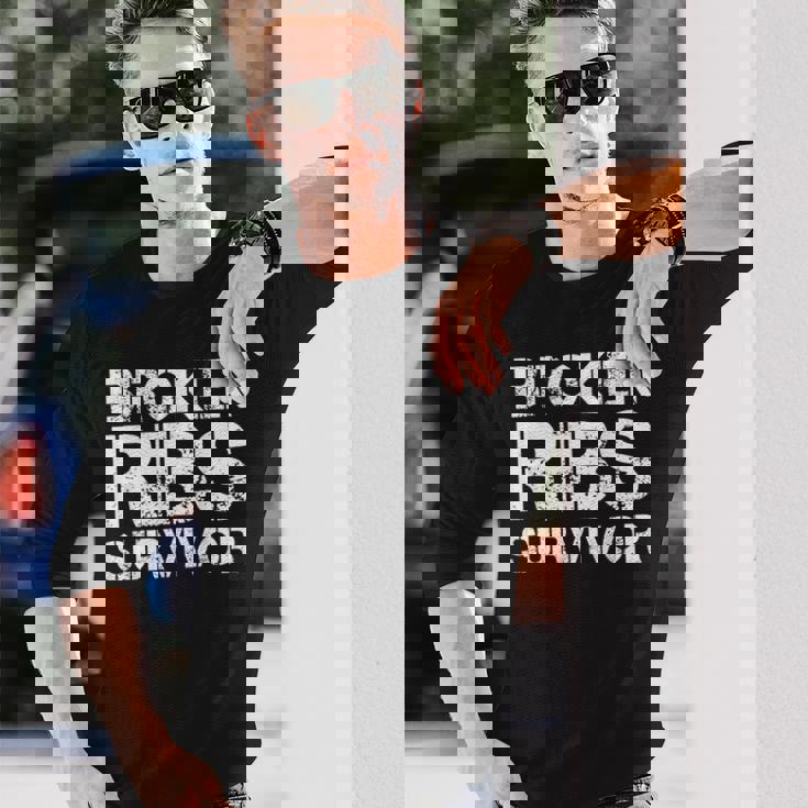 骨折した肋骨サバイバー 長袖Tシャツ 彼への贈り物