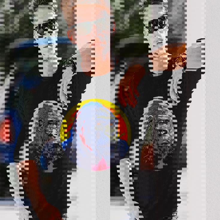 鮮やかなゴリラのイラスト、大胆な色。 長袖Tシャツ 彼への贈り物