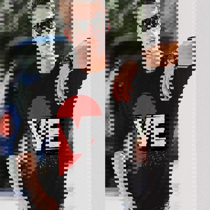 ２人で着るとハートが出来る Loveの文字になる 「Ve」カップル 恋人 長袖Tシャツ 彼への贈り物