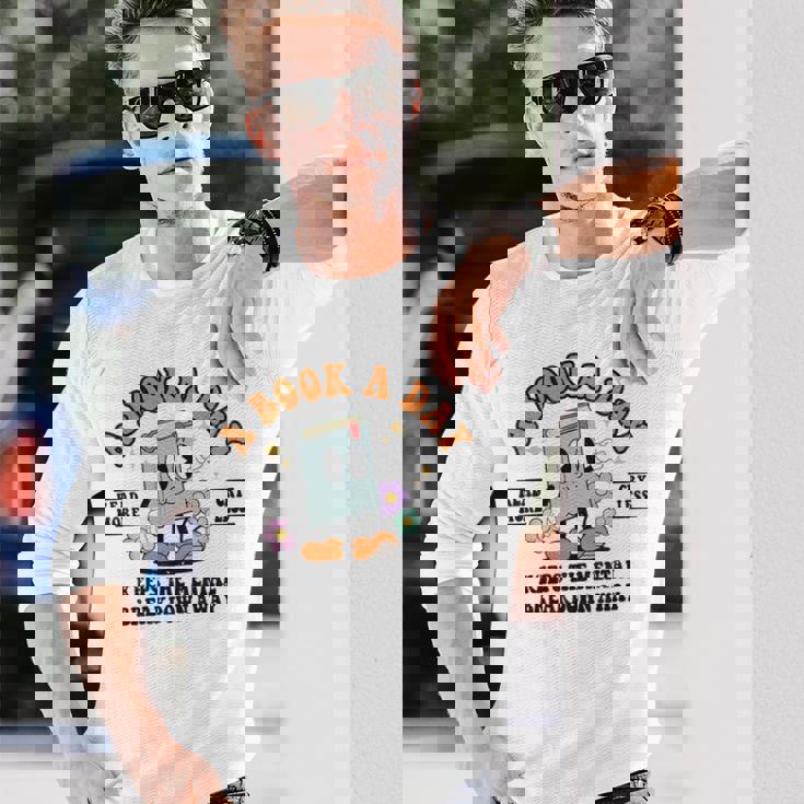 A Book A Day Keep The Mental Breakdown Away Book Lovers 長袖Tシャツ 彼への贈り物