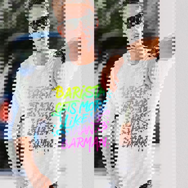 Cool Barista Gets More Likes Than Barman、バリスタ、バーマンより 長袖tシャツ 長袖Tシャツ 彼への贈り物