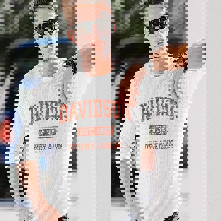 Davidson ノースカロライナ Nc ビンテージ アスレチック スポーツデザイン 長袖Tシャツ 彼への贈り物