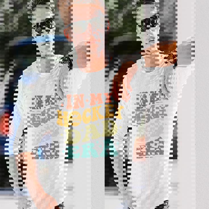 In My Hockey Dad Era ファニーホッケーお父さん ヴィンテージ 父の日 長袖tシャツ 長袖Tシャツ 彼への贈り物