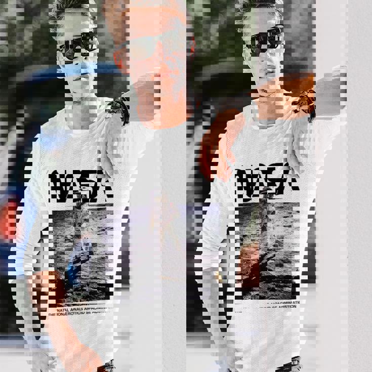 Nasaアポロ11号の月面宇宙飛行士の有名なワームロゴ 長袖Tシャツ 彼への贈り物