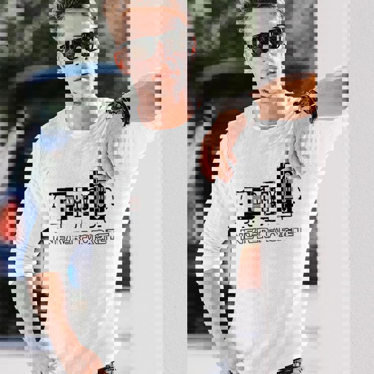 Never Forget カセットテープhs ゲーマー オールドスクール 面白い 長袖Tシャツ 彼への贈り物