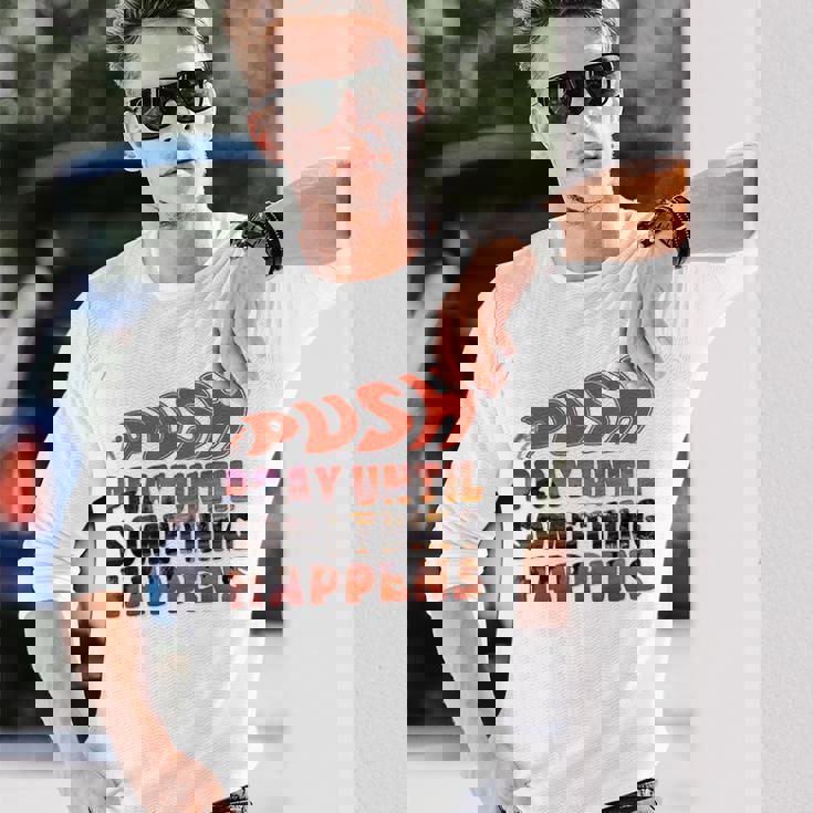 Pray Untilomething Happens インスピレーショナル クリスチャン 長袖Tシャツ 彼への贈り物